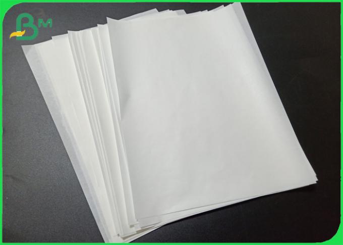 Umidade - rolo do papel de embalagem do branco da prova 30g 35g MG com produto comestível