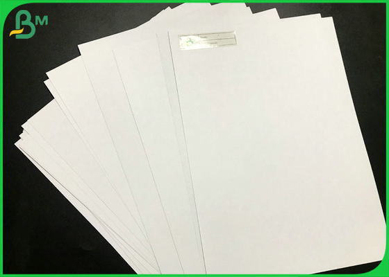 A amostra branca sem revestimento do papel do papel 70g 80g Woodfree de Woodfree do tamanho feito sob encomenda livra