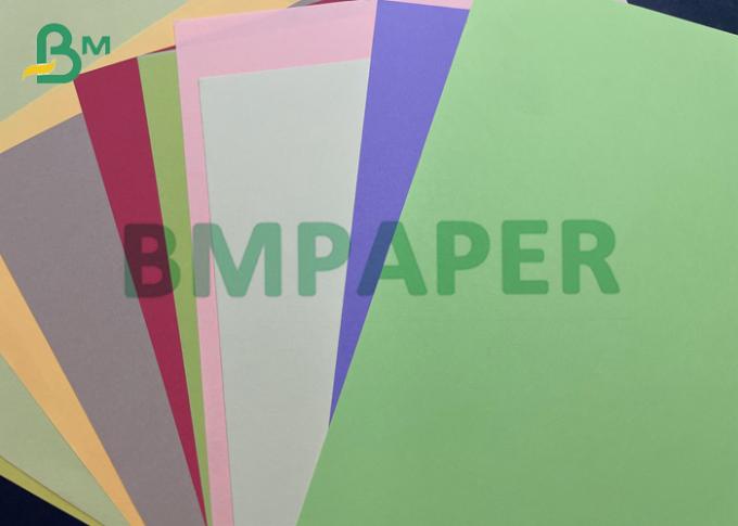 8,5 x 11 polegadas circundam o papel deslocado e colorido para cadernos