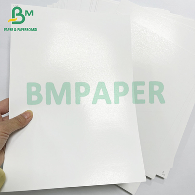 Papel de sofá branco liso e reciclável para folheto de revista