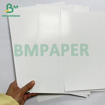 Papel de sofá branco liso e reciclável para folheto de revista