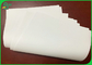 Papel deslocado sem revestimento de papel liso branco 787mm de 50gsm Woodfree no rolo